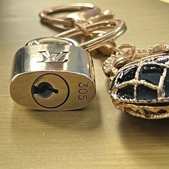 Louis Vuitton Gold Brass Lock No. 305 on Black/Gold Purse Keychain - Picture 3 of 4